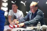 'Chicharito' Hernández firmando una camisa junto a su padre.