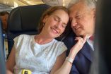 El presidente Andrés Manuel López Obrador y su esposa, la escritora Beatriz Gutiérrez Müller, durante un vuelo. 