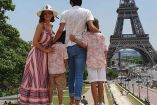 Ingrid Coronado aprazando a hijos de espaldas y Torre Eiffel al fondo