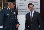 Salvador Cienfuegos con uniforme militar de perfil y Enrique Peña Nieto de traje