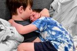 Niño se despide de su hermano con cáncer con un abrazo