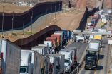 Fila de tráileres en la garita comercial de Otay, en Baja California. 