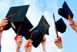 Imagen de birretes de graduados.