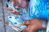 Una mujer cuenta billetes en un centro de cambio en La Habana.