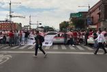 Taxistas bloquean Eje Central