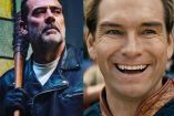 Jeffrey Dean Morgan con chamarra y bate y Homelander de The Boys sonriendo