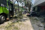 Imagen de autobús y auto destrozado por choque. 