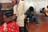 Alumnos de preparatoria sentados en bancas de salón cortando cabello y con guitarra