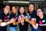 Mujeres celebran con cerveza en mano