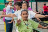 Adultas mayores hacen ejercicio