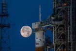 La Luna y un cohete de la NASA en el centro de lanzamiento