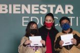 Claudia Sheinbaum con dos niños que presumen su tarjeta de Mi Beca para Empezar.