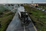 Un tráiler incendiado en una carretera en Zacatecas
