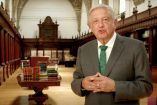 Imagen de AMLO en primer plano de traje gris y al fondo una biblioteca