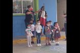 Niños saludan a la Bandera 
