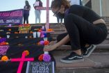 Mujer coloca ofrenda en memoria de víctima de feminicidio en Nuevo León.