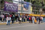 Estudiantes esperando ingresar a clases