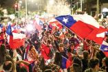 En Santiago se congregó una multitud que portaba banderas del país 