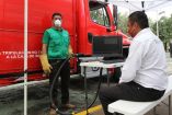 Empleado de Sedema revisa emisiones contaminantes de camión de Coca Cola. 