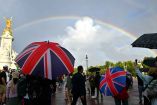 Un doble arcoíris brilló entre la multitud reunida frente al Palacio de Buckingham