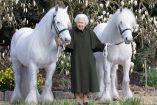 La reina británica Isabel II sostiene a sus ponis Fell, Bybeck Nightingale (derecha) y Bybeck Katie en esta foto publicada el 20 de abril de 2022. Foto: Reuters