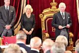 Carlos III firmó el juramento ante el Consejo de Adhesión dentro del Palacio de St. James en Londres, acompañado de su hijo Guillermo y de la reina consorte, Camilla. Foto: Reuters