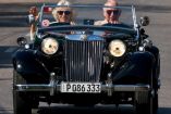 Príncipe Carlos pasea en auto clásico por La Habana