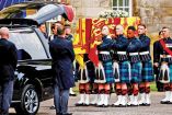 El ataúd de la monarca estaba cubierto con el estandarte real escocés y tenía encima una corona de flores color blanco. Fotos: AFP, Reuters y DPA.