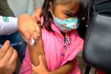 Una niña es vacunada contra covid-19.