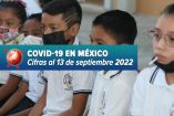 Niños esperan para recibir la vacuna contra covid