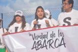 Personas con mantas a favor de Abarca