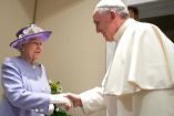 Isabel II estrecha la mano del papa Francisco