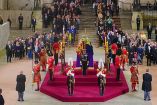 Capilla ardiente con el féretro de Isabel II
