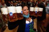 Una mesera carga varios tarros de cerveza en la 'Oktoberfest'.