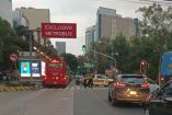 Vehículos circulando en una avenida 