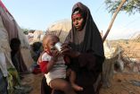 Una mujer somalí alimenta a su hijo en Mogadiscio, Somalia.