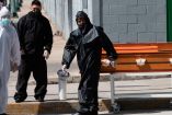 Personal de una funeraria traslada un féretro con el cuerpo de una persona fallecida por covid-19.