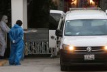 Personal de salud entrega cuerpo de una persona fallecida por covid