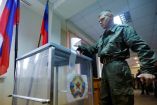 Soldados prorrusos votan en el referendo de anexión en Lugansk.