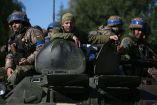 Soldados ucranianos viajan a bordo de un tanque en Donetsk.
