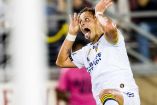 'Chicharito' celebra su primer gol en San José.