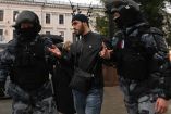 Agentes rusos detienen a un joven durante una protesta contra la guerra en Moscú.