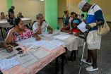 Un cubano es orientado para votar en el referendo sobre el Código de las Familias.