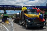 Un camión cruza la frontera entre Colombia y Venezuela.