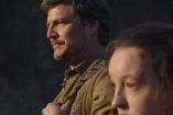 Pedro Pascal con playera café, sujetando mochila, junto a Bella Ramsey