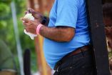 Hombre comiéndose un helado en Quintana Roo