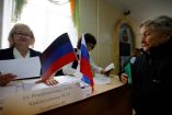 Una mujer en Donetsk recibe su boleta para votar en el referendo de anexión a Rusia. 