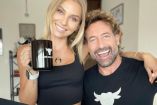 Irina Baeva con top negro y taza en la mano; Gabriel Soto abrazándola