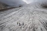 Vista panorámica de un glaciar en Suiza y algunas personas