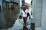 Un hombre camina por una calle inundada en La Habana.